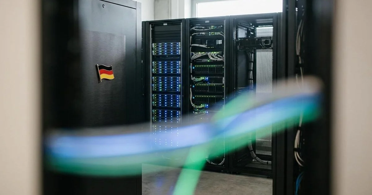 Serverraum mit beleuchteten Racks als Symbol für Datenhaltung und Hosting-Standort bei KI-Nutzung